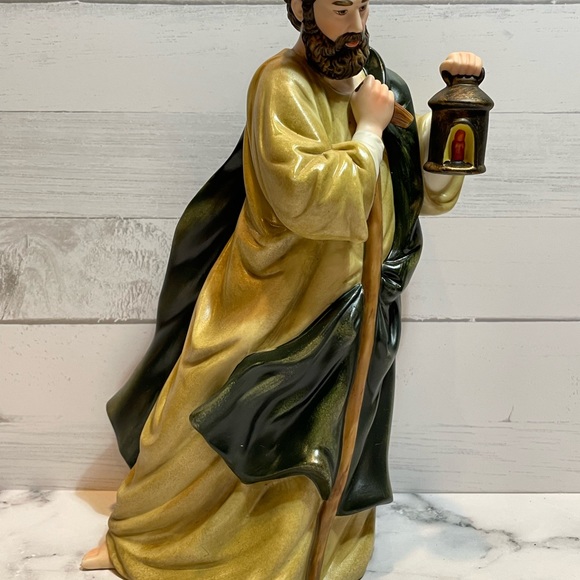 Grandeur Noel 2003 Hand-Painted Porcelain Nativity Set - Picture 5 of 12